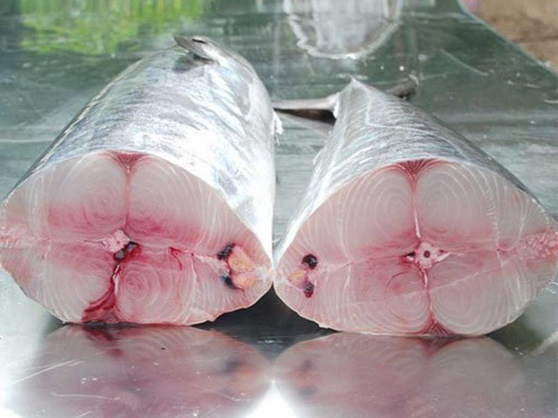 Chả cá ngon thì nguyên liệu thịt cá phải tươi, ấn vào có độ đàn hồi